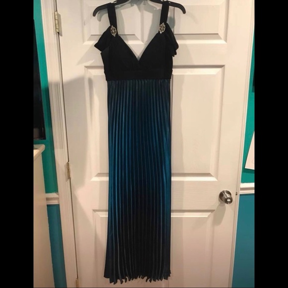 Formal dress - Picture 1 of 3